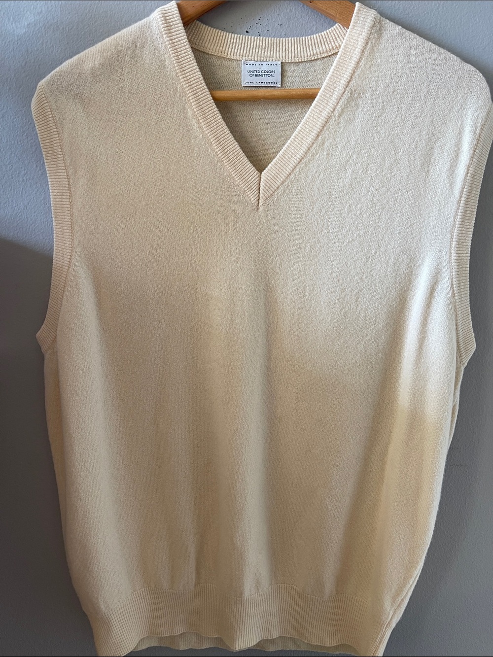 100% virgin lambs-wool United Colors Of Benetton Cream V-Neck Sleeveless Knit